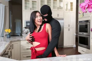 Ánh mắt khát dục của cô cháu gái cấp 3 vú khủng