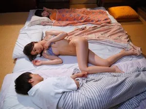 đi đi chơi với bạn thân rồi lén "đi ngoài" với Anh xã của bạn