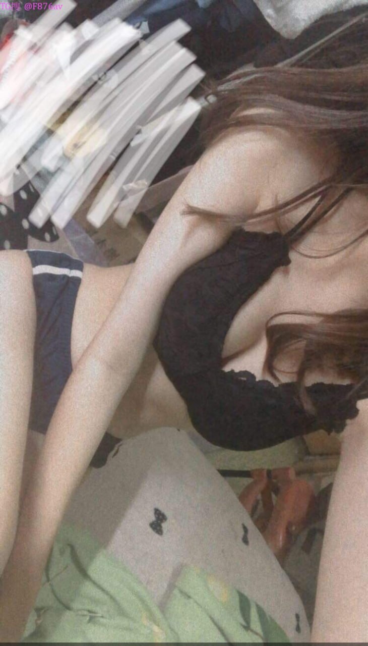 Thằng em bất ngờ nhờ chị gái xoa dịu cơn nứng