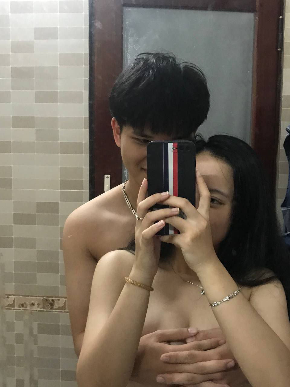 Cô gái loli thuần khiết dịu dàng là một chút cám dỗ khỏa thân quy mô lớn của dì, nhào nặn bộ ngực và lắc lư âm hộ cận cảnh, véo âm hộ bằng hai ngón tay và nâng mông lên, cho bạn thấy dì của cô ấy ở khoảng cách gần